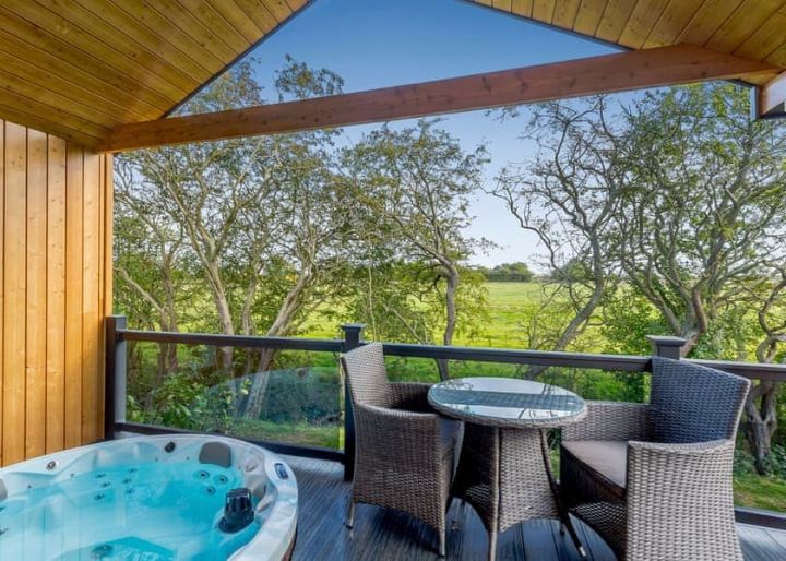Lush romantic Lincolnshire lodge for two with hot tub 😍
